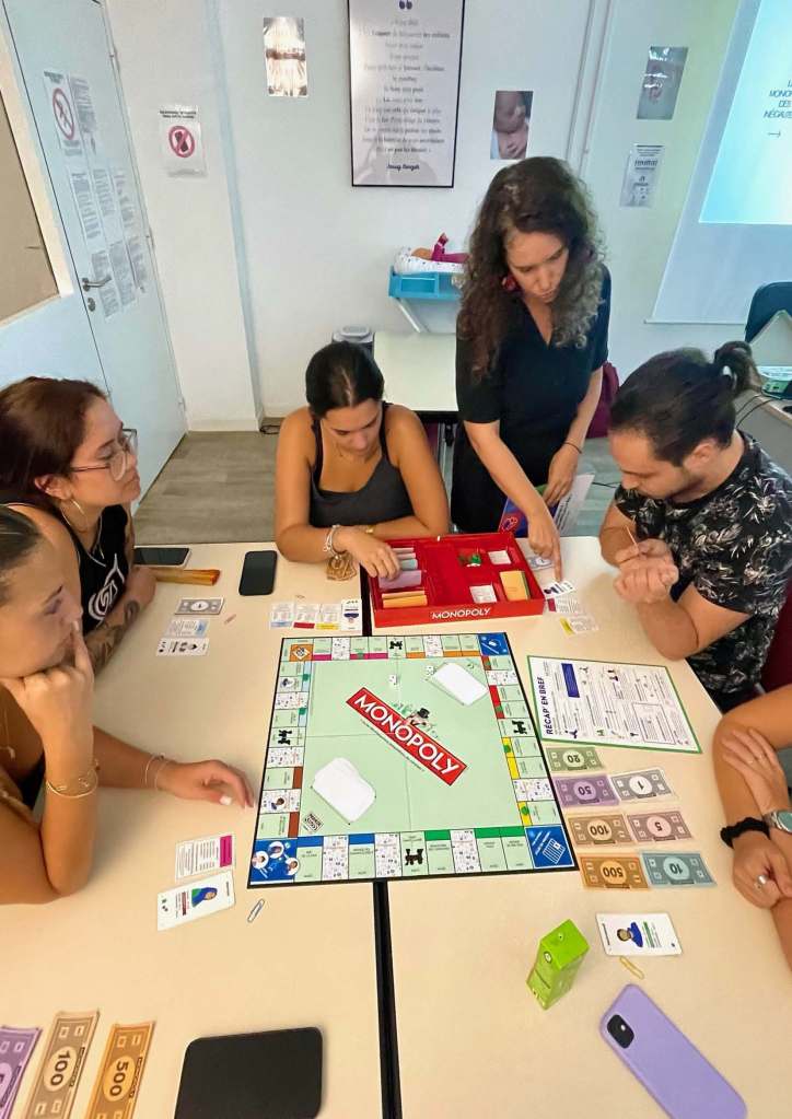 Photo de personnes qui jouent au Monopoly des inégalités