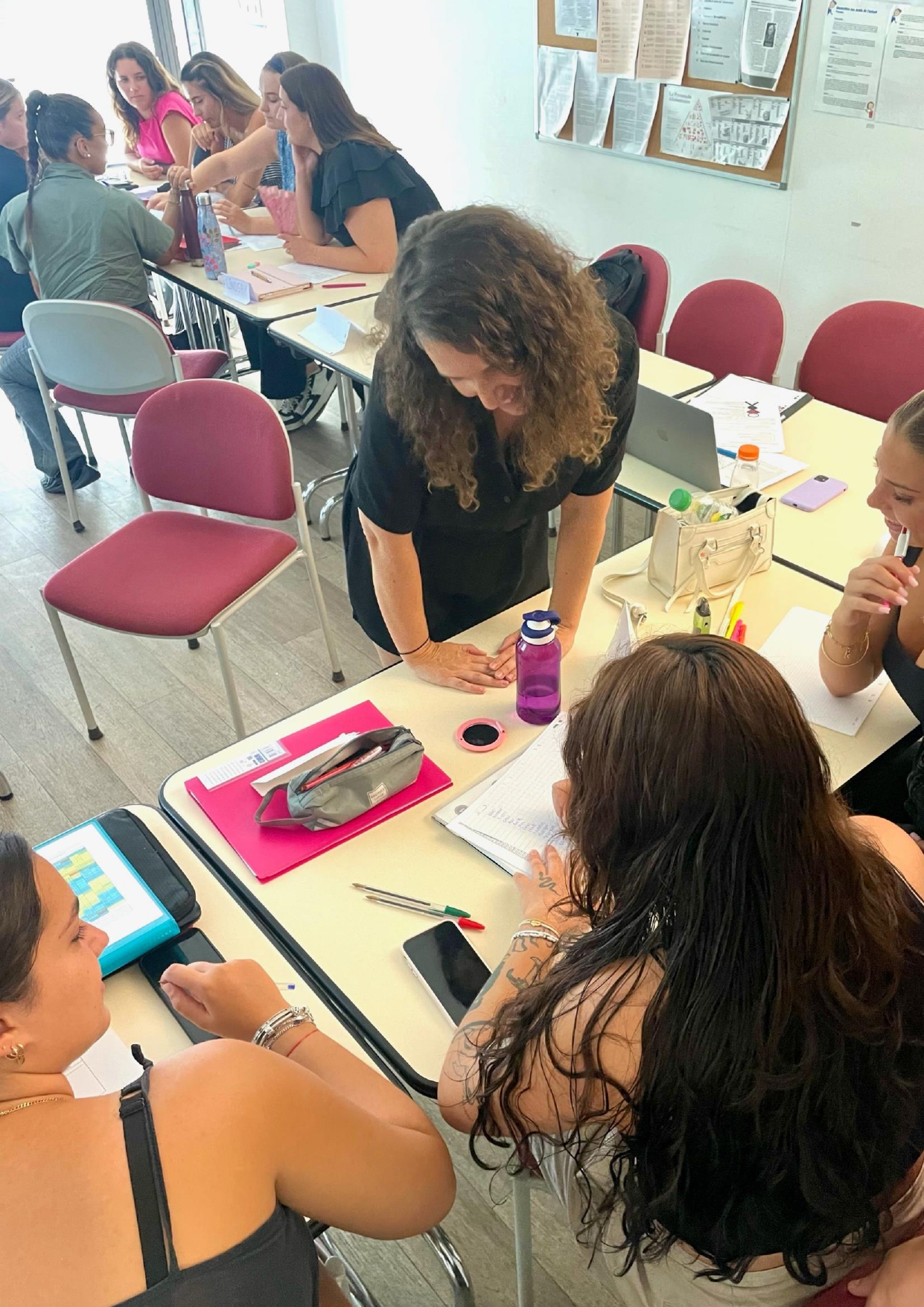 Formatrice qui discute avec des élèves