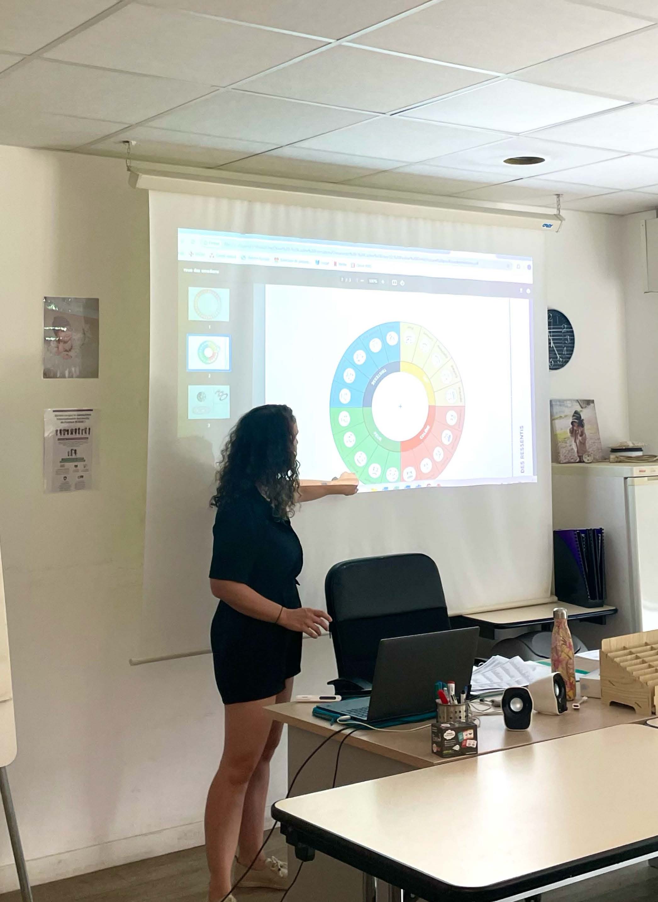 Formatrice qui présente un diaporama